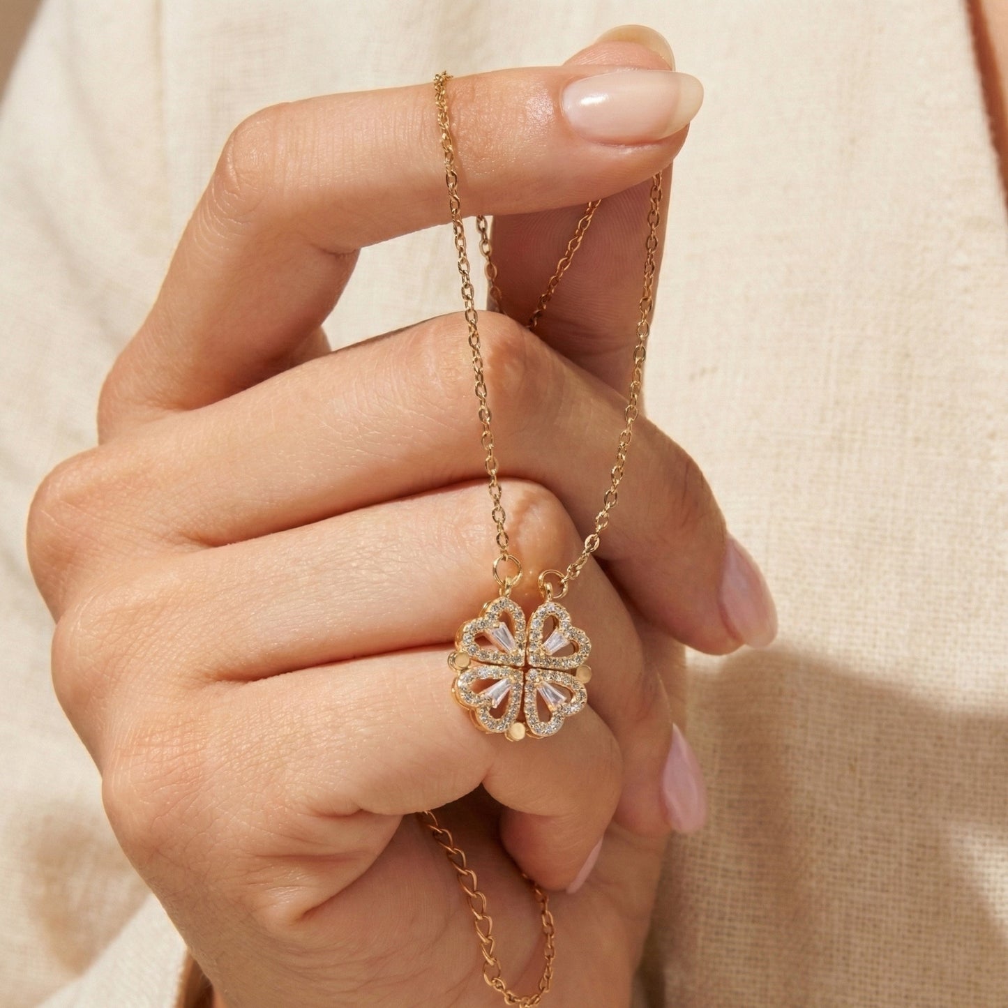 Rosas Eternas y Collar de Suerte