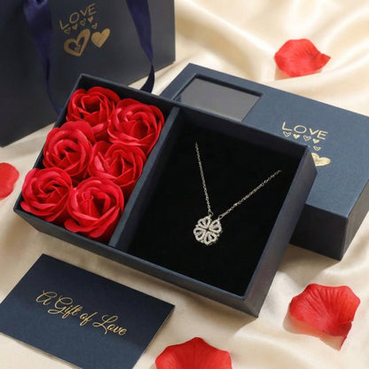 Rosas Eternas y Collar de Suerte